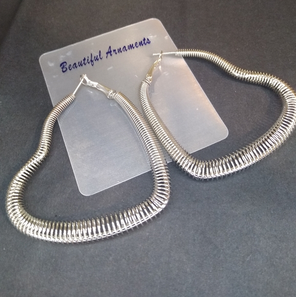 Beautiful Arrangements Special Heart Shape Wiry Silver Dangle Earrings - Picture 3 of 5